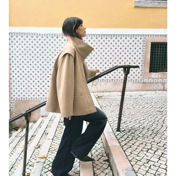 Beautiful stylish Zara Short Wool Coat with High Neck - Picture 3 of 6